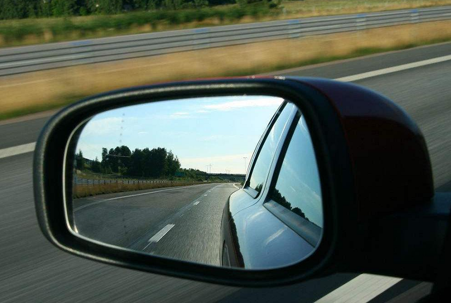 Tips to Avoid Blind Spots While Driving